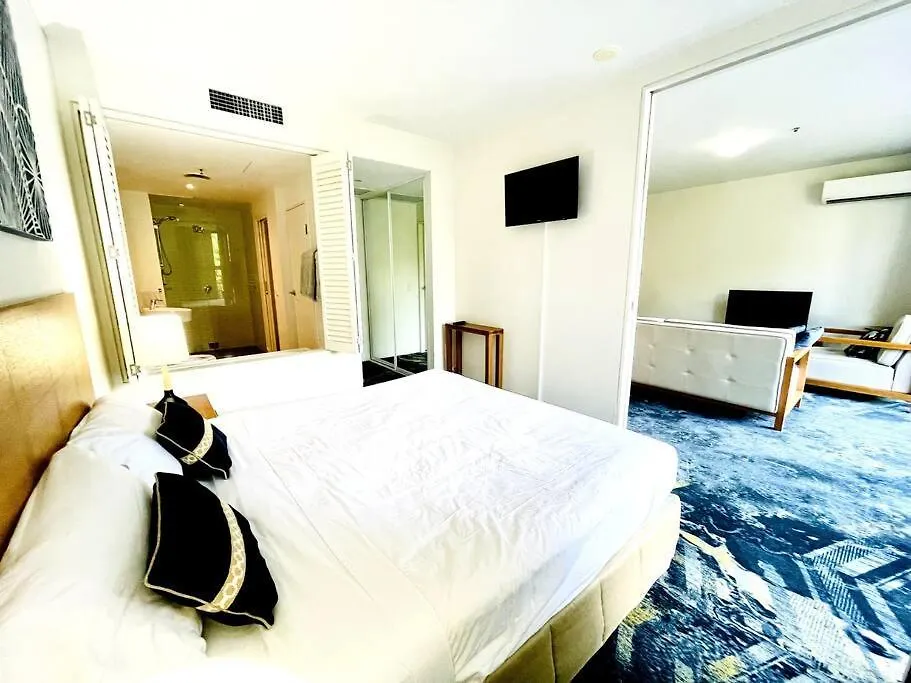 Oasis At Harbour Lights Cairns Apartment