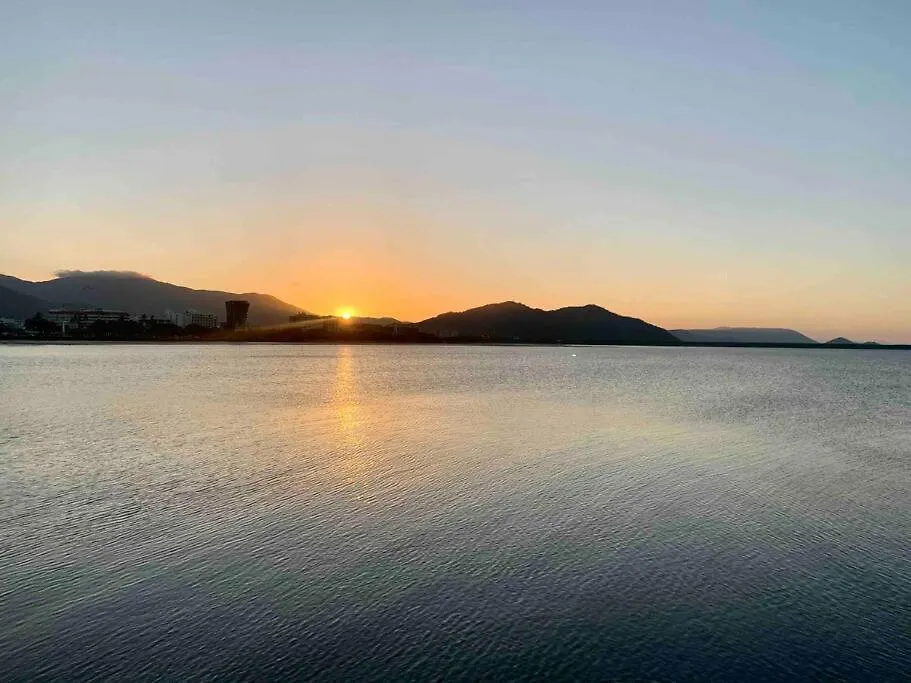 Oasis At Harbour Lights Cairns Apartment Australia